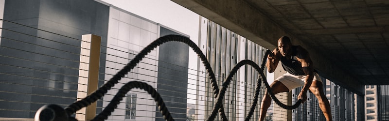 欧冠联赛奖杯在聚光灯下闪耀的特写