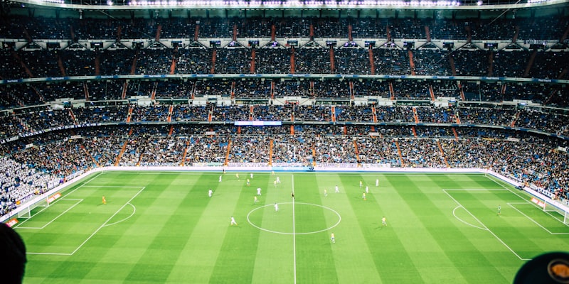 欧洲冠军联赛奖杯在聚光灯下闪耀 - 银色大耳朵杯